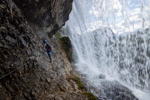 Passage en via ferrata derrière la cascade de Sbarco de Fanes Passage en via ferrata derrière la cascade de Sbarco de Fanes