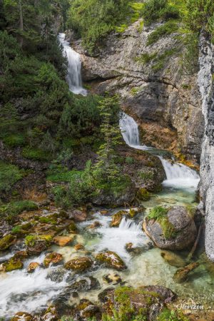 L'une des nombreuses cascades du torrent Fanes Cascade du torrent Fanes